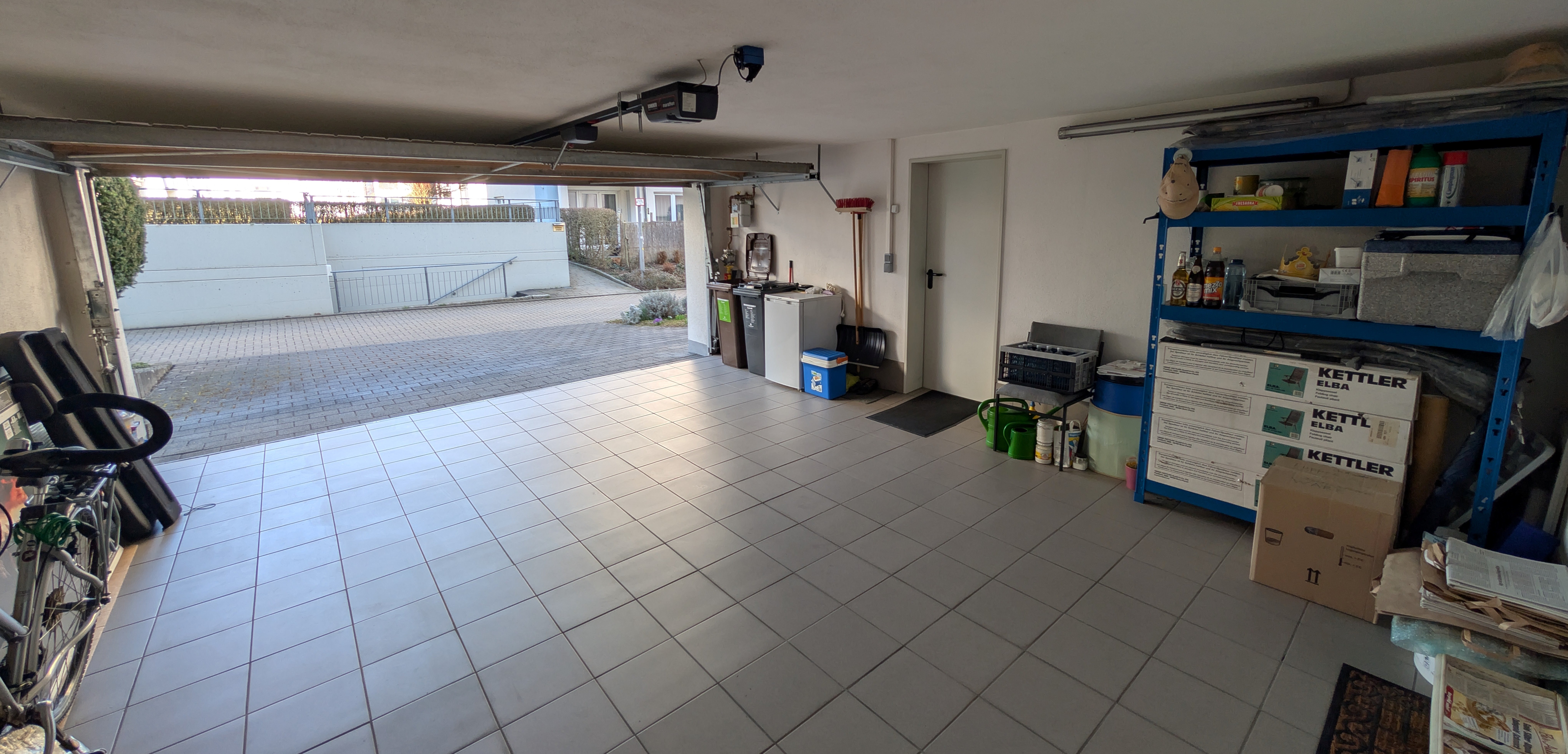 Innenaufnahme der ca. 31 m² großen Doppelgarage mit viel Platz für Fahrzeuge und Werkstattbereich